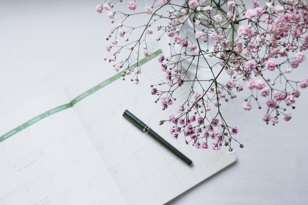 设计专业学生在笔记本前整理新cg儿网下载的模型压缩包，桌面摊开着标注版权信息的手写便签